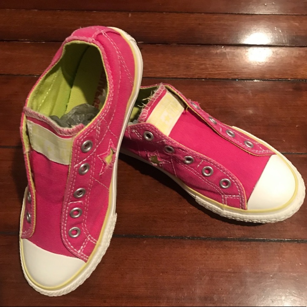 petite Converse sneakers. Women’s SZ 4. Kids 2